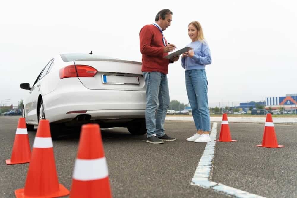 persona tomando practicas licencia conducir