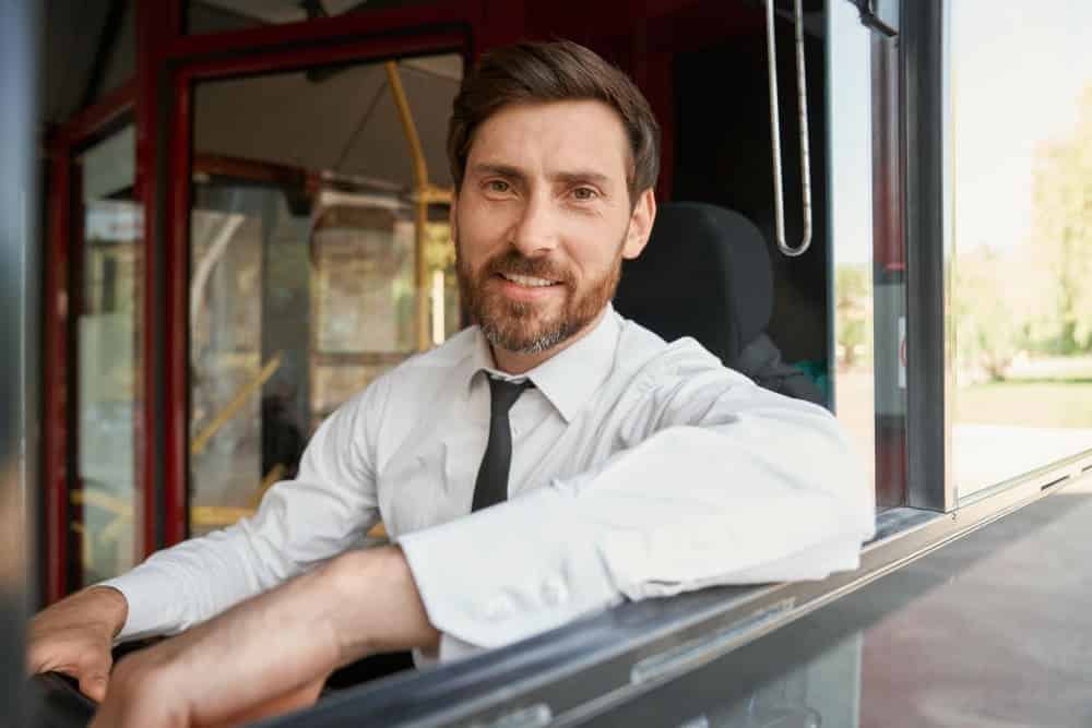 conductor autobus sonriente parada transporte