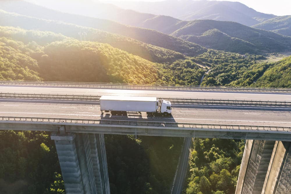 camion transporte autopista montanas viaducto